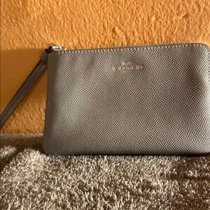 Coach Textured Gray Wristlet

Willing to accept offer fast shipping